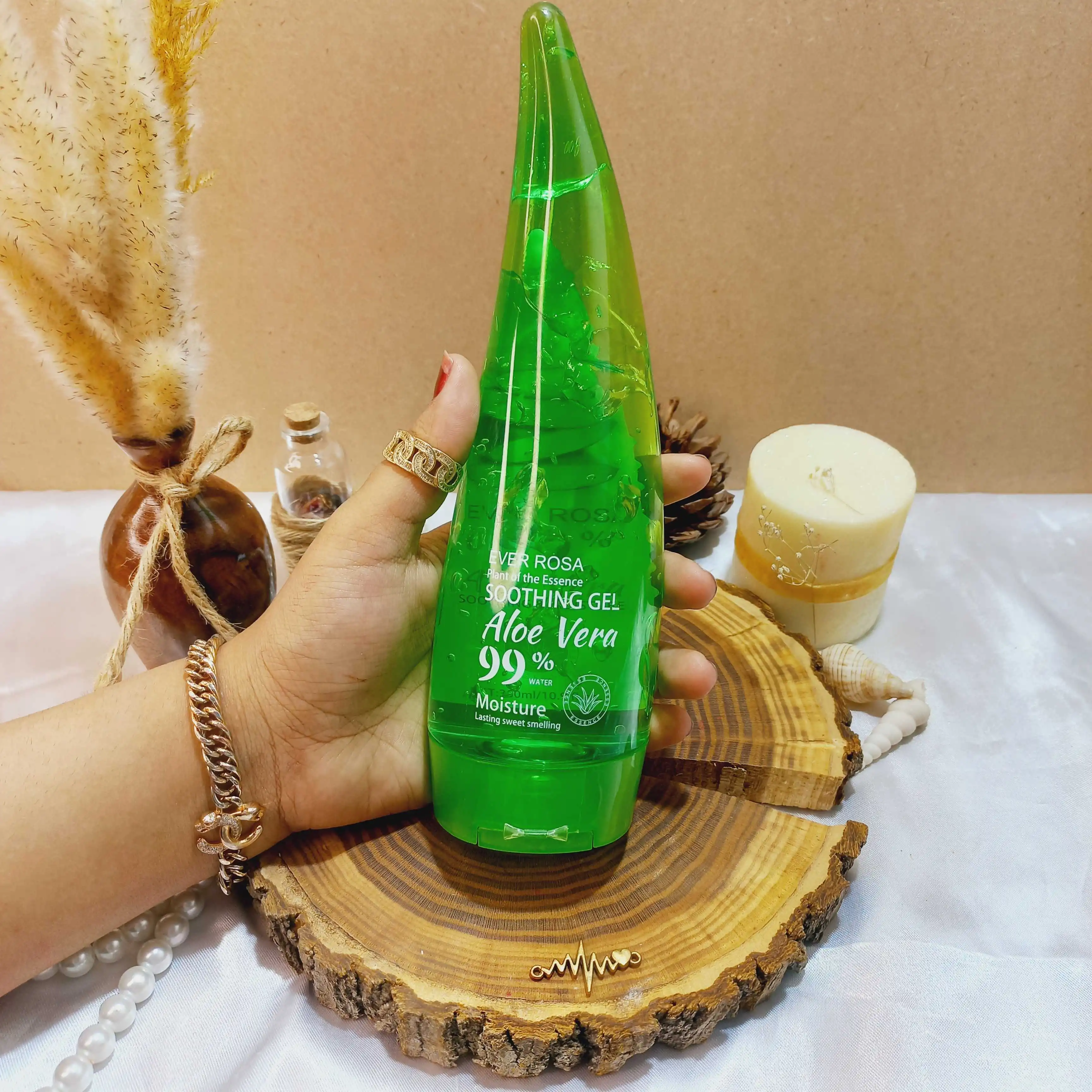 ژل آبرسان مدل لیفتینگ آلوئه ورا 99% ایور روزا EVER ROSA |