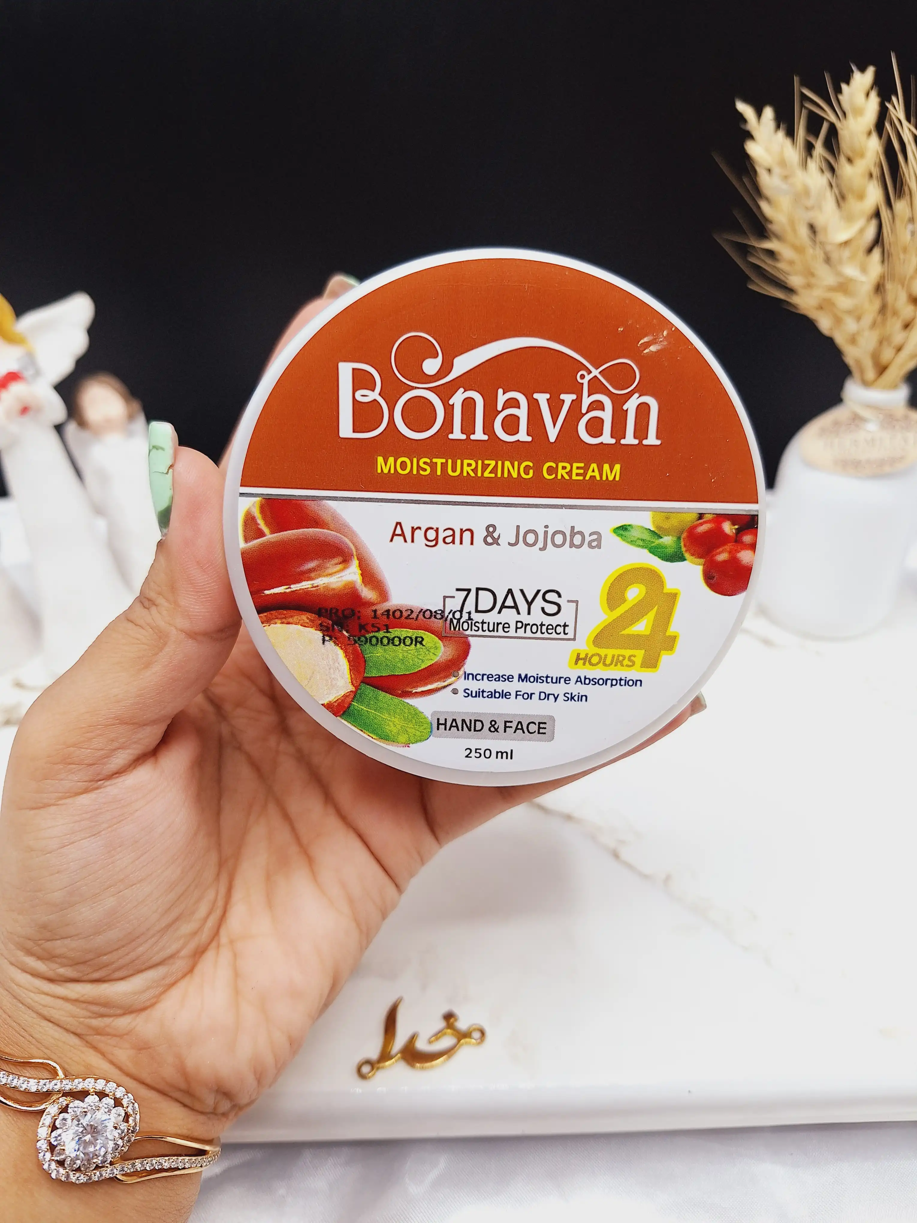 کرم مرطوب کننده کاسه ای دست و صورت رایحه آرگان جوجوبا برند بناوان BONAVAN