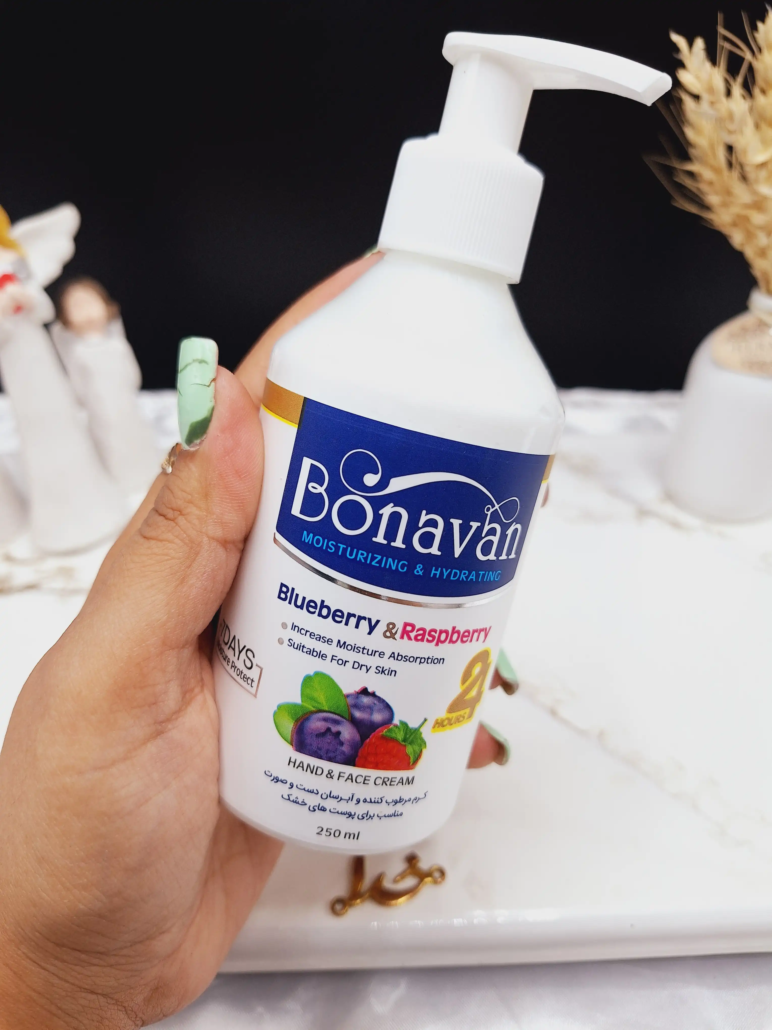 کرم مرطوب کننده پمپی دست و صورت رایحه بلوبری و تمشک برند بناوان BONAVAN
