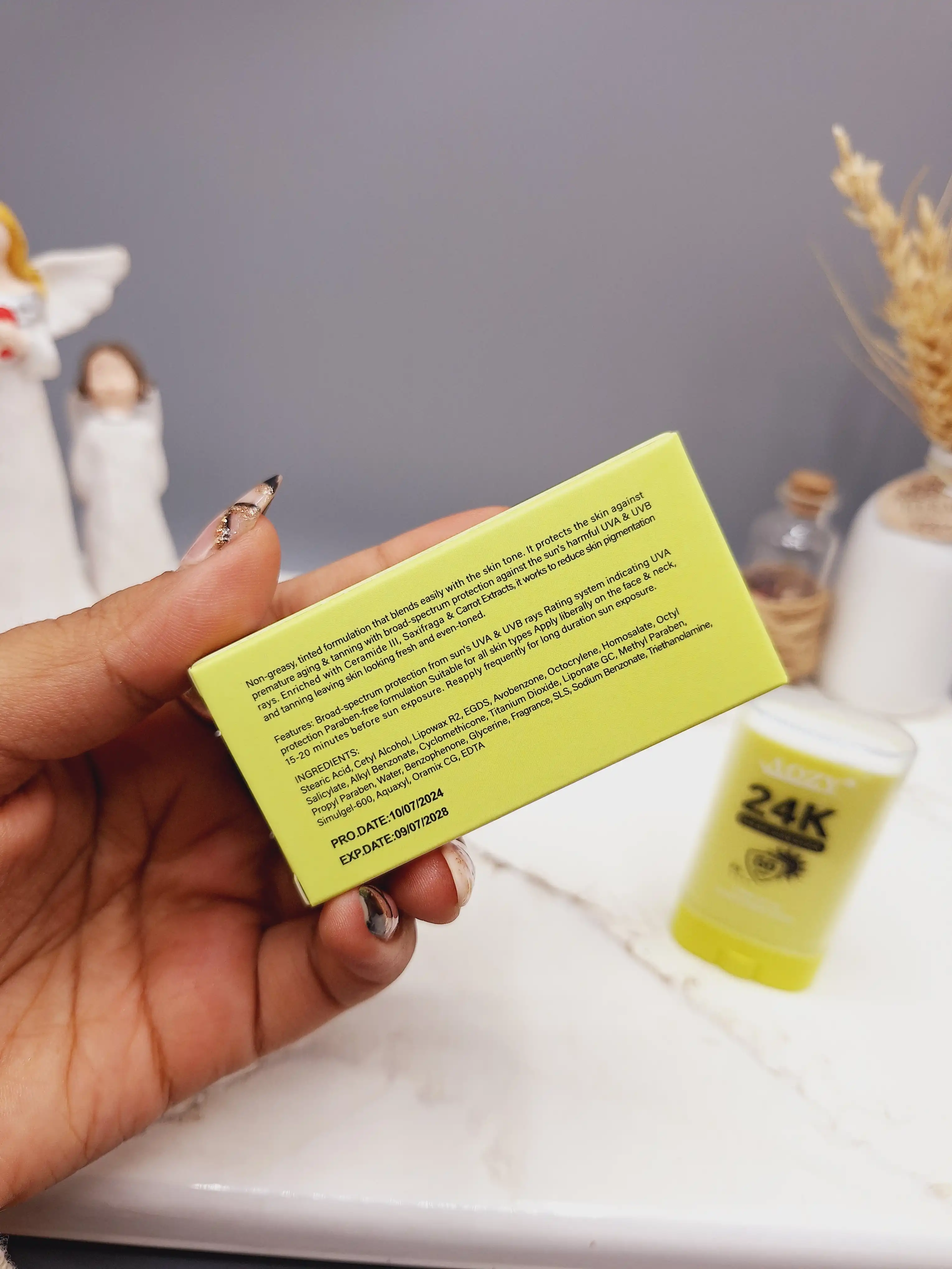 ضد آفتاب بی رنگ استیکی SPF 60 مناسب در برابر آفتاب با رایحه لیمویی کد AB009