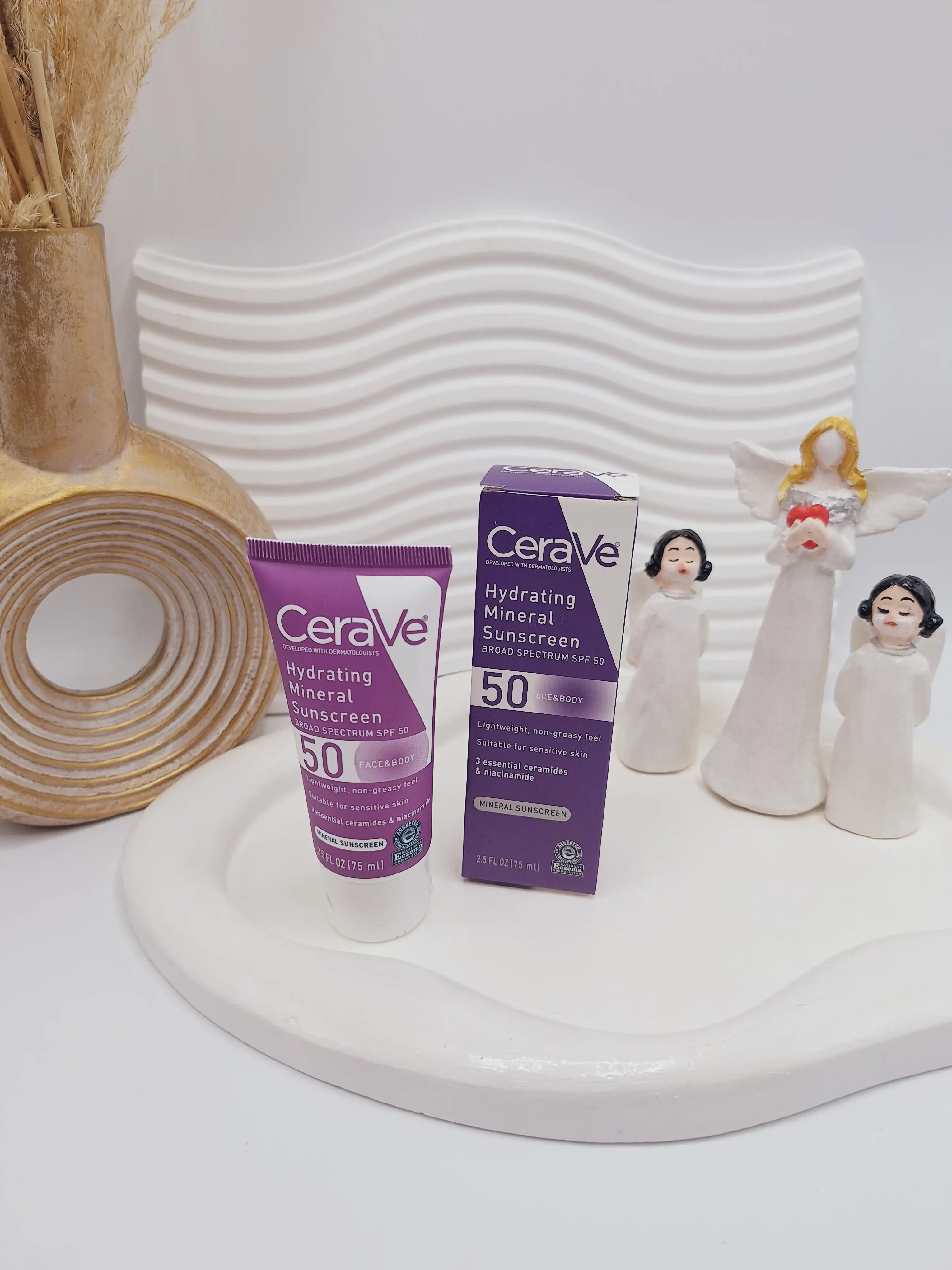 کرم ضد آفتاب معدنی آبرسان SPF 50 مناسب برای پوست های حساس برند سراوی Cerave حجم 75 میل کد 4239