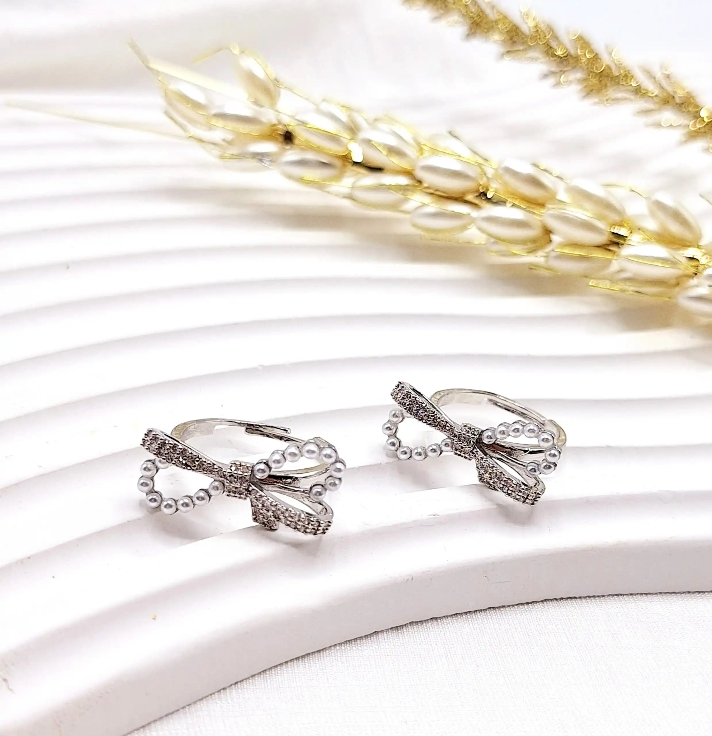 انگشتر پینترستی طرح پاپیون مرواریدی