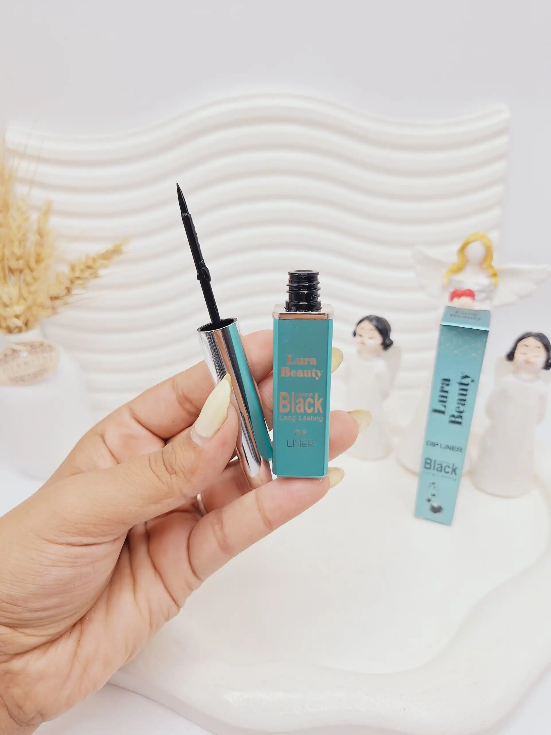 خط چشم مشکی ماژیکی مایع مدل کوزه ای Lura Beauty کد 6221