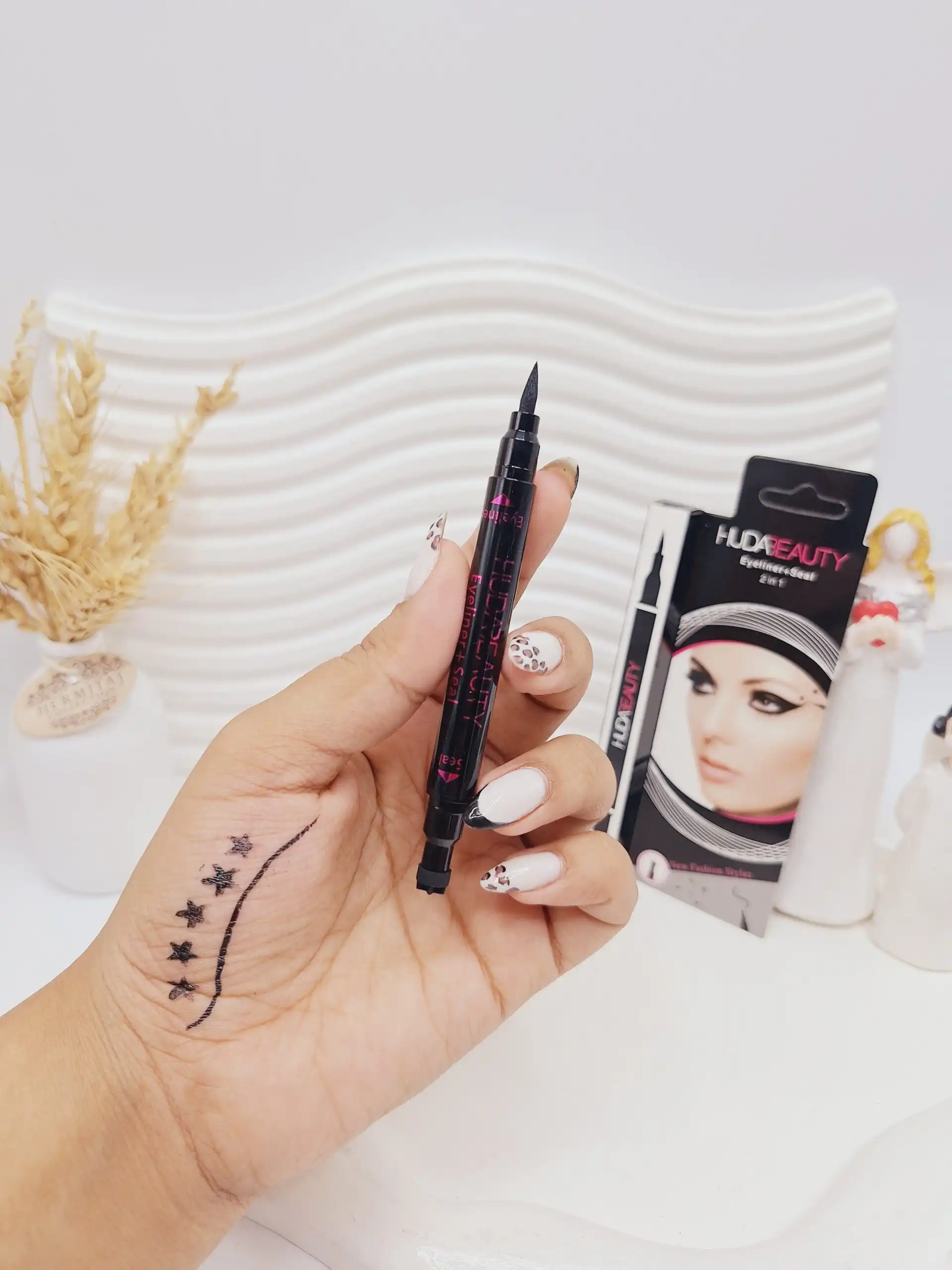 خط چشم دو سر استامپی طرح دار برند HUDABEAUTY کد 1019